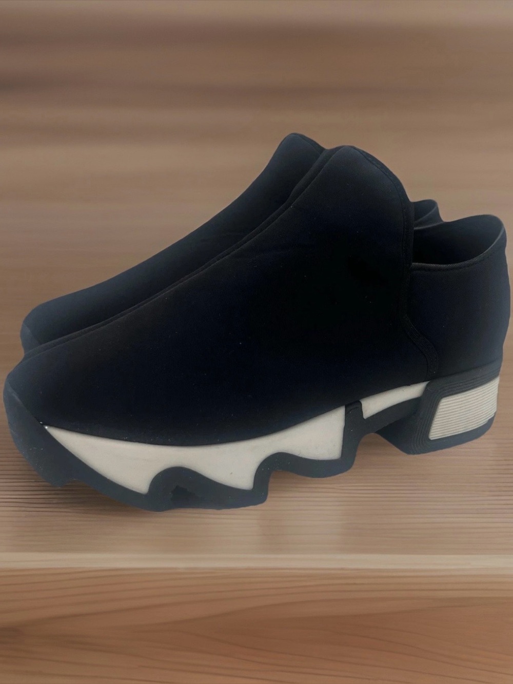 iRi NYC Black/White Neoprene Low Top Platform Slip On Athletic Shoe, WomensEU 37